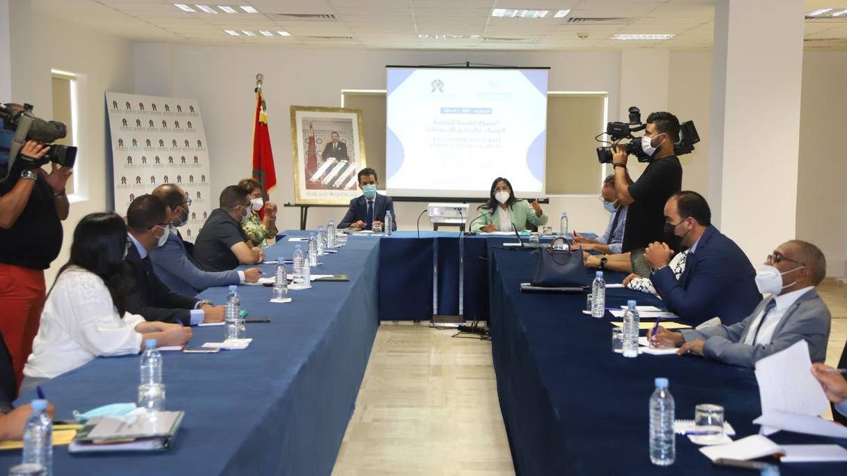 Tenue de la 6e réunion de la Commission spéciale d’accréditation des observateurs des élections sous la présidence d'Amina Bouayach, présidente du Conseil national des droits de l’homme. 
