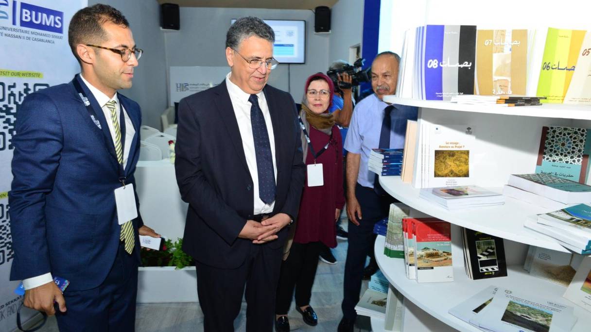Le ministre de la Justice, Abdellatif Ouahbi, lors de sa visite à la 27e édition du Salon international de l’édition et du livre (SIEL).
