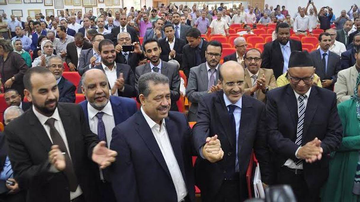 Hamid Chabat (au milieu, premier rang), maire sortant de la ville de Fès, avait voté en faveur du PJDiste Driss El Azami (2ème à droite, premier rang).
