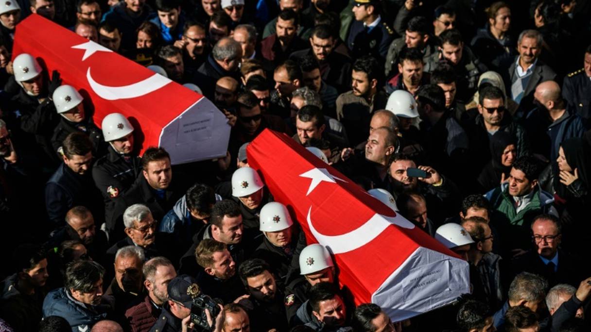 Funérailles le 11 décembre 2016 à Istanbul de policiers tués la veille dans un double attentat.
