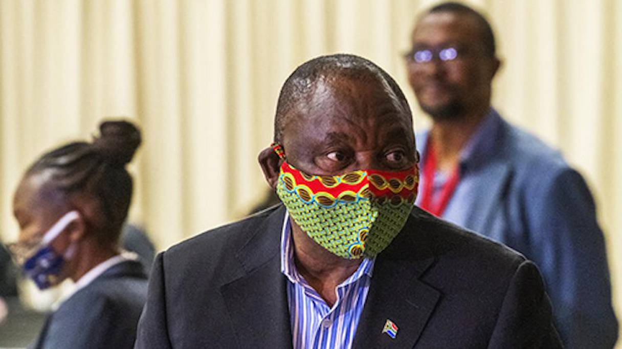 Cyril Ramaphosa portant un masque aux couleurs sud-africaines. 
