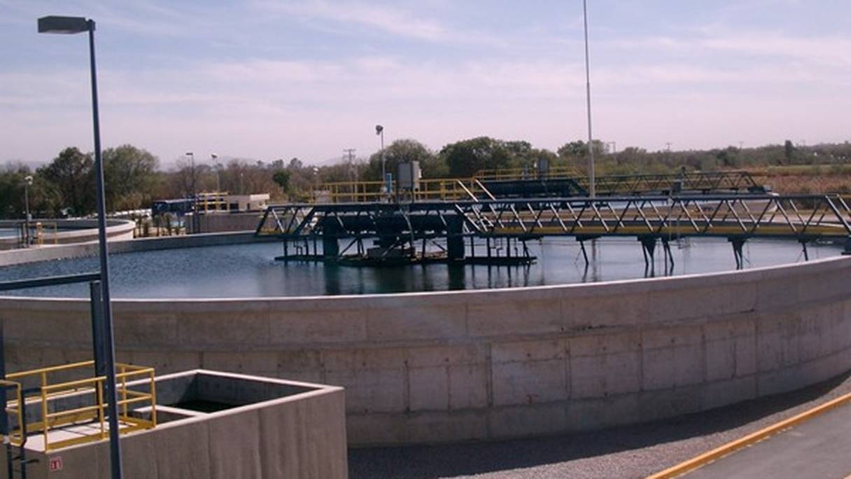 Une station de traitement et d'épuration des eaux usées.
