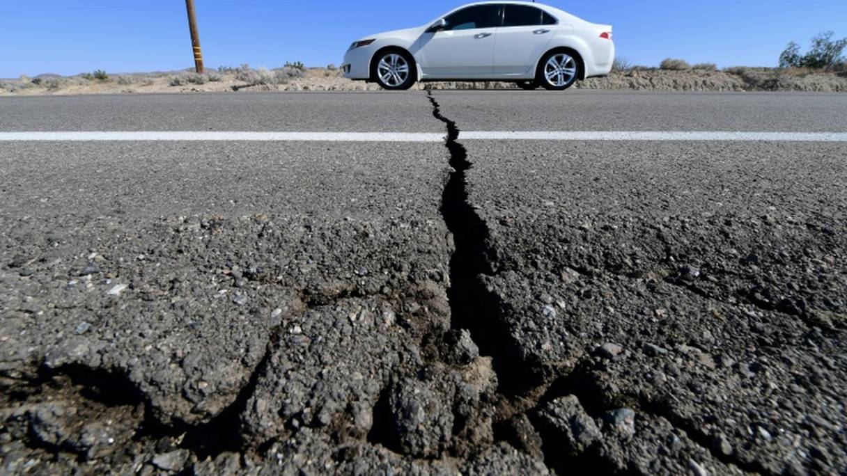 Une route endommagée après le premier séisme, le 4 juillet 2019 à Ridgecrest, en Californie.
