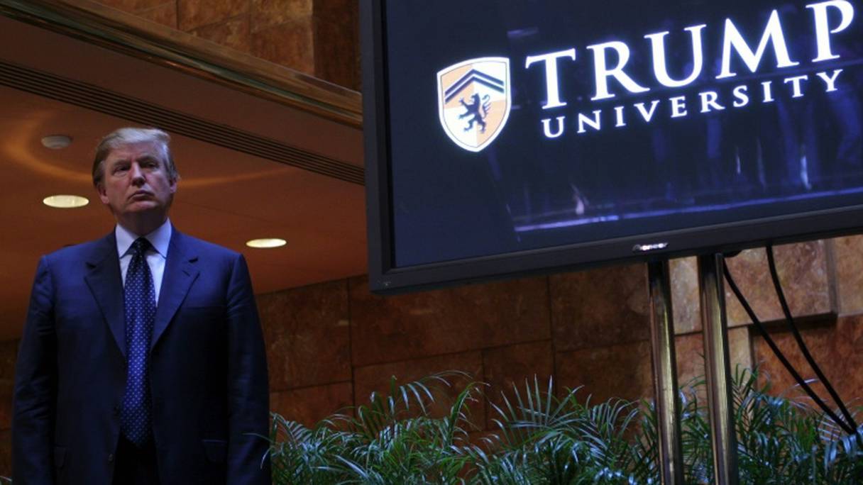 Donald Trump devant "l'université Trump", le 23 mai 2005 à New York.
