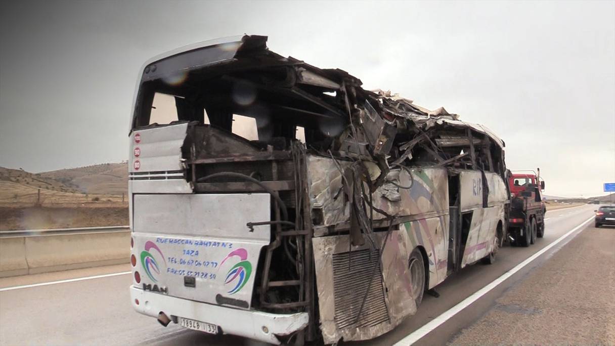 L'autocar qui s'est renversé près de Taza, à l'origine de l'accident qui a fait 12 morts et 43 blessés, dans la matinée du mardi 22 novembre 2022.
