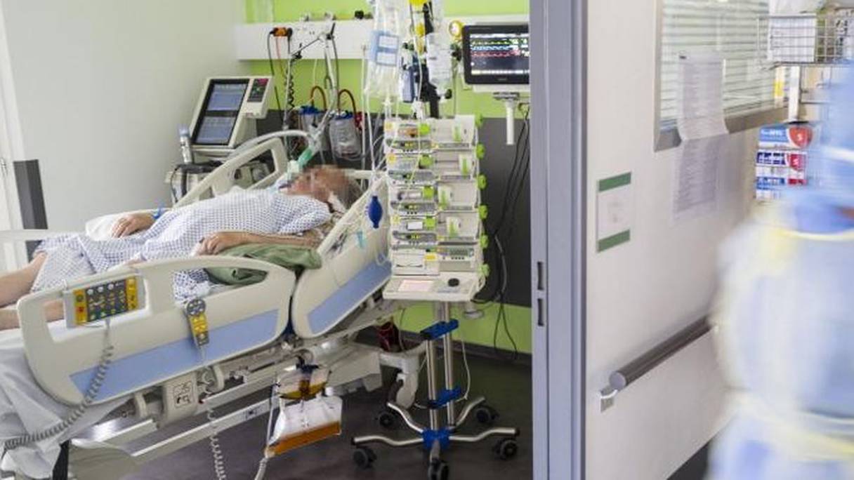 Un patient testé positif au Covid-19 en service de réanimation à l'hôpital Louis Pasteur, à Colmar (Haut-Rhin, France).
