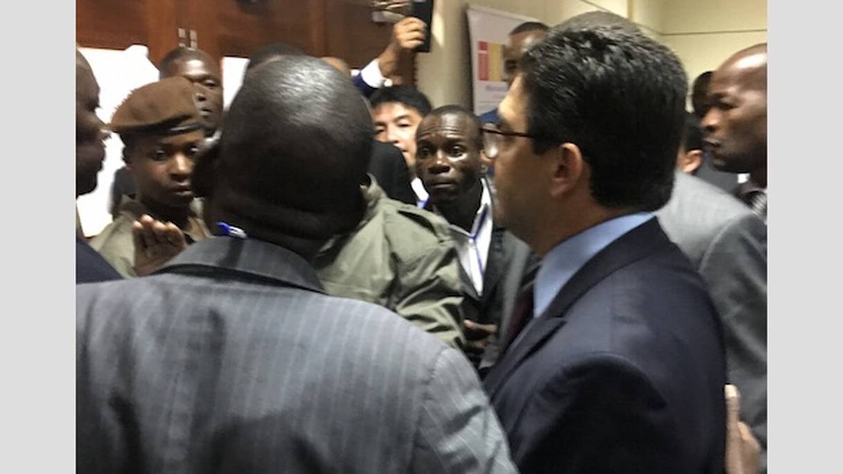 Nasser Bourita, ministre des Affaires étrangères et de la coopération internationale, encerclé par des agents de sécurité mozambicains. Un geste inamical de la part des autorités de Maputo.
