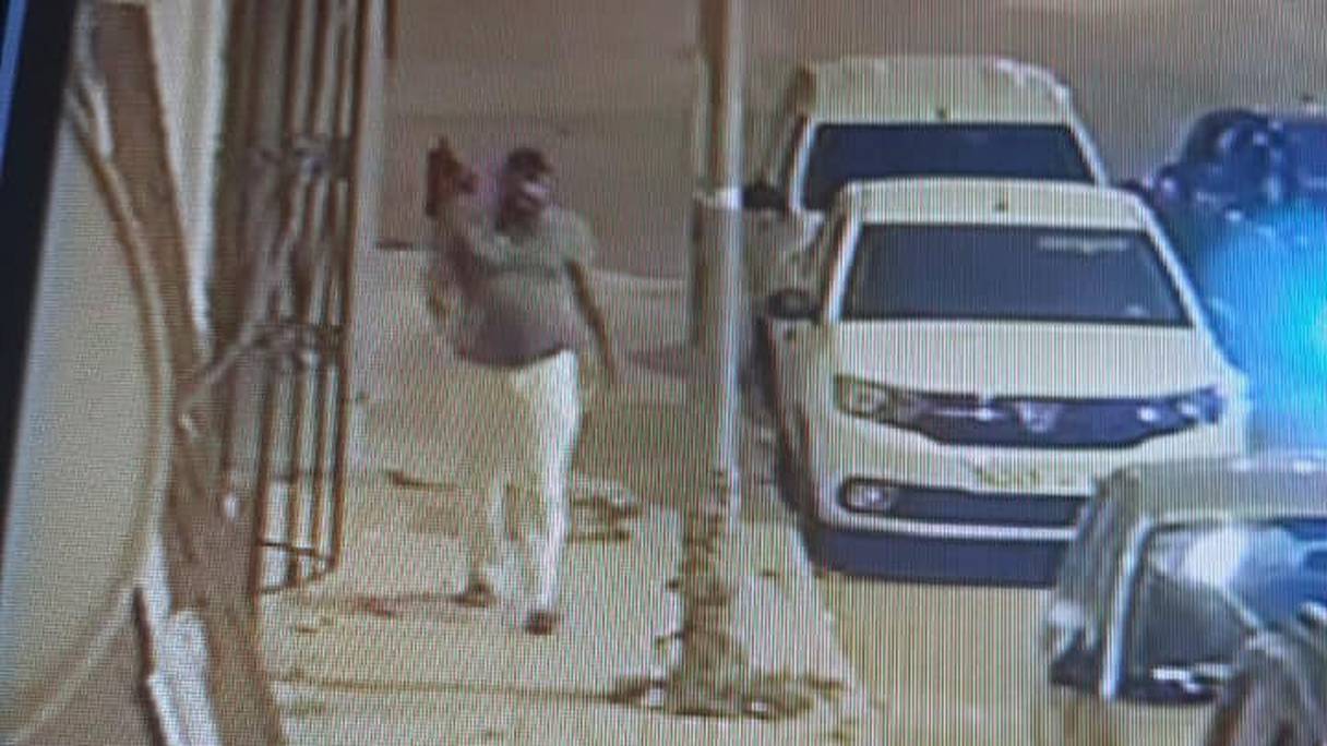 Image de vidéosurveillance montrant un des hommes recherchés, se faisant passer pour des policiers contrôlant le respect du couvre feu.
