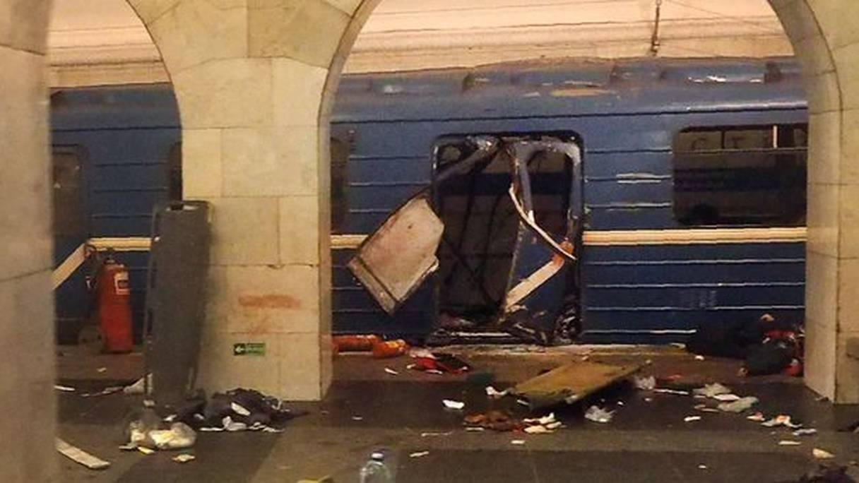 Onze personnes ont été tuées et 45 autres blessées lundi dans une explosion dans le métro de Saint-Pétersboug.
