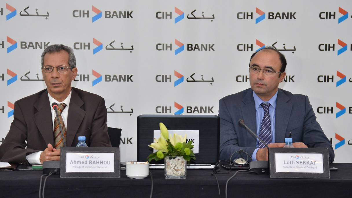 De g à d: Ahmed Rahhou, PDG sortant et Lotfi Sekkat, nouveau PDG du CIH
