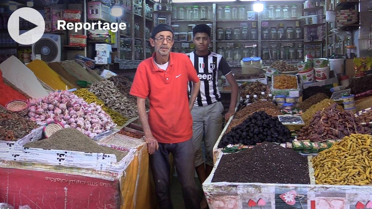 Un marchand d'épices et de fruits secs au marché Al Jmiaa de Casablanca, à la veille de l'Aïd al-Adha 1443.
