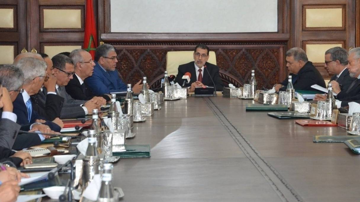L'équipe gouvernementale, réunie en Conseil de gouvernement sous la présidence de Saâd-Eddine El Othmani. 
