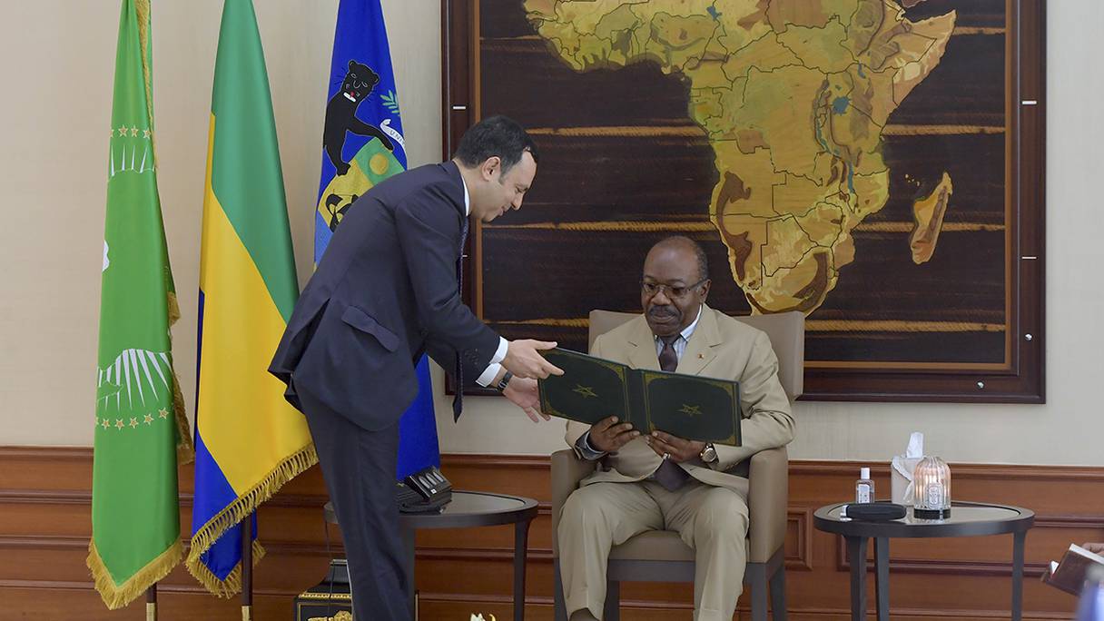 Le président gabonais Ali Bongo Ondimba reçoit Younès Sekkouri, porteur d'un message du roi Mohammed VI, le 17 novembre 2022 à Libreville.
