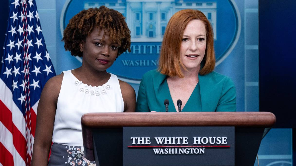 Jen Psaki (à droite), à côté de l'actuelle secrétaire de presse adjointe principale, Karine Jean-Pierre, à un point de presse à la Maison Blanche, à Washington, le 5 mai 2022. Jen Psaki va quitter ses fonctions la semaine prochaine et sera remplacée par Karine Jean-Pierre.
