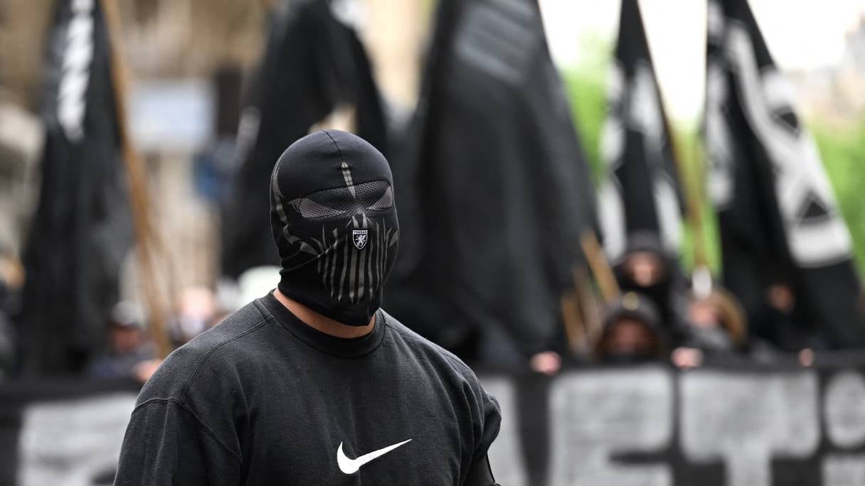 Un participant à la manifestation néo-fasciste organisée le 6 mai 2023 à Paris.