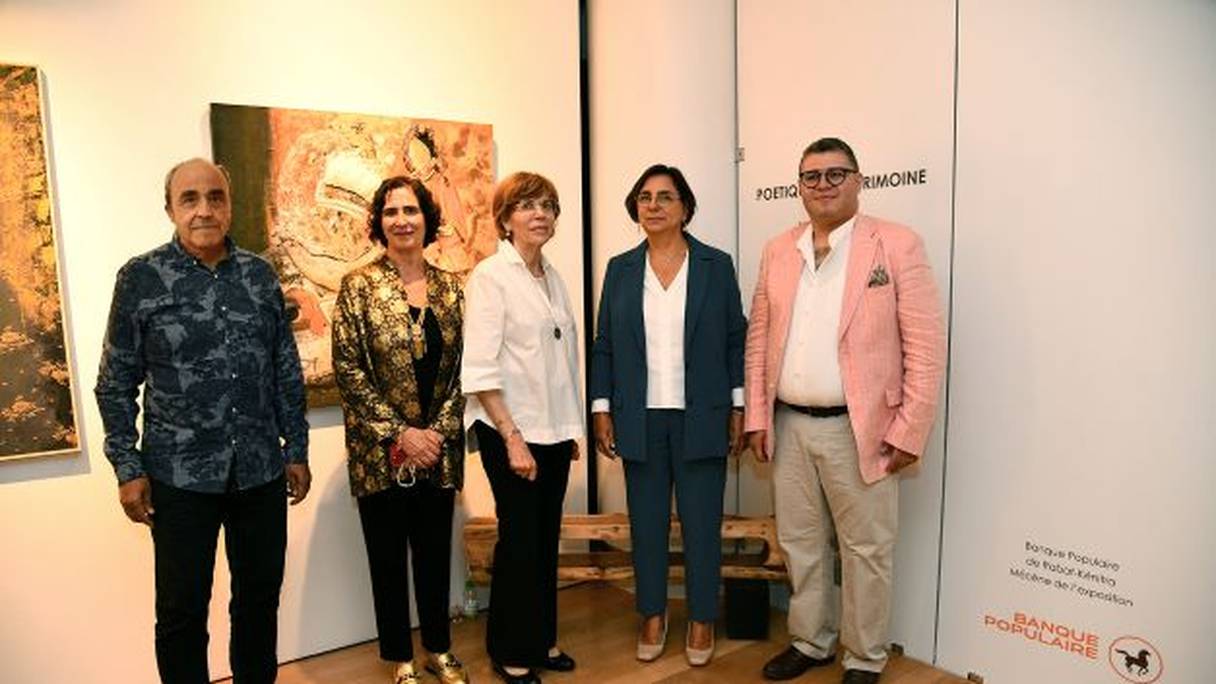 De gauche à droite - Rachid Rhenimi, artiste multiple - Tania Chorfi, sociologue de l’art - Amina Benmansour, poétesse et peintre - Bouchra Berrada, présidente du directoire de la Banque Populaire Rabat-Kénitra - Hicham Soulahi, architecte et artiste peintre contemporain. 
