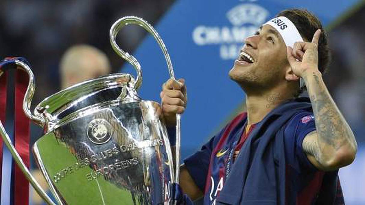 Neymar avec son bandeau "100% Jesus". 
