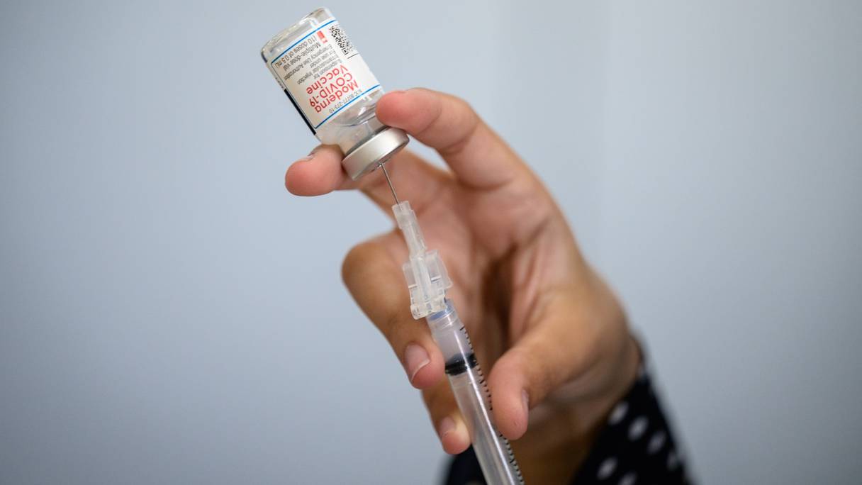 Dans cette photo d'archives prise le 16 avril 2021, un membre du personnel médical prépare une seringue avec un flacon du vaccin Moderna Covid-19 dans une clinique de vaccination contextuelle au Jewish Community Center de l'arrondissement de Staten Island à New York.
