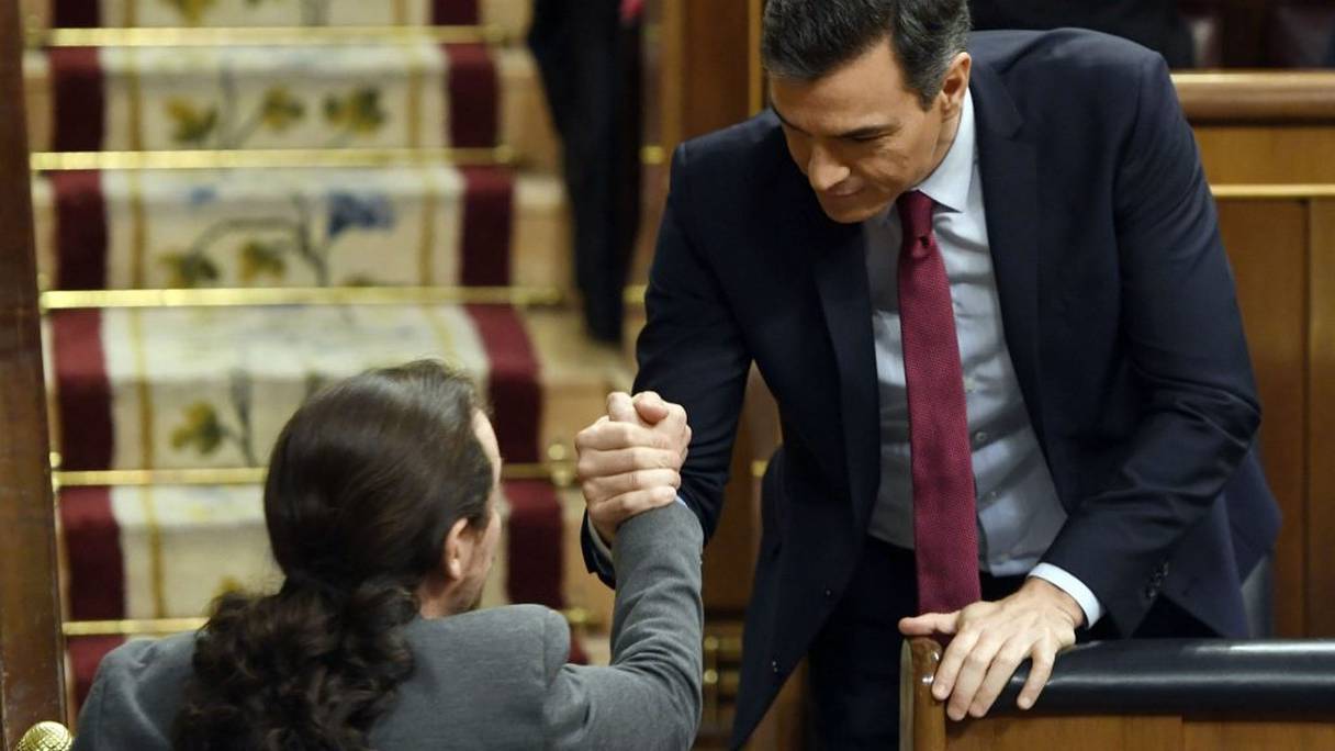 Le chef du parti Podemos, Pablo Iglesias, avec le président du gouvernement, le socialiste Pedro Sanchez.  
