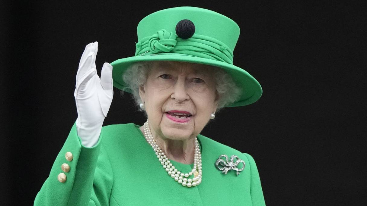 Dans cette photo d'archive prise le 5 juin 2022, la reine Elizabeth II de Grande-Bretagne salue la foule depuis le balcon du palais de Buckingham à la fin du Platinum Pageant à Londres dans le cadre des célébrations du jubilé de platine de la reine Elizabeth II.
