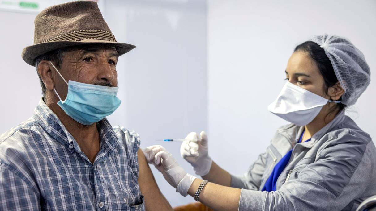 Une soignante administre une dose du vaccin Pfizer-BioNTech anti-Covid-19 dans un centre de vaccination, à Salé, le 5 octobre 2021.
