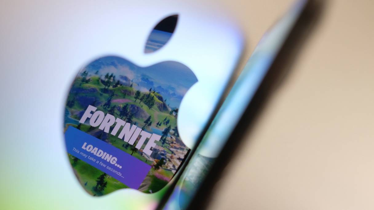 Ecran d'ouverture du jeu vidéo Fortnite se reflétant sur le logo d'Apple à l'arrière d'un i-Mac, à Los Angeles, le 3 mai 2021.
