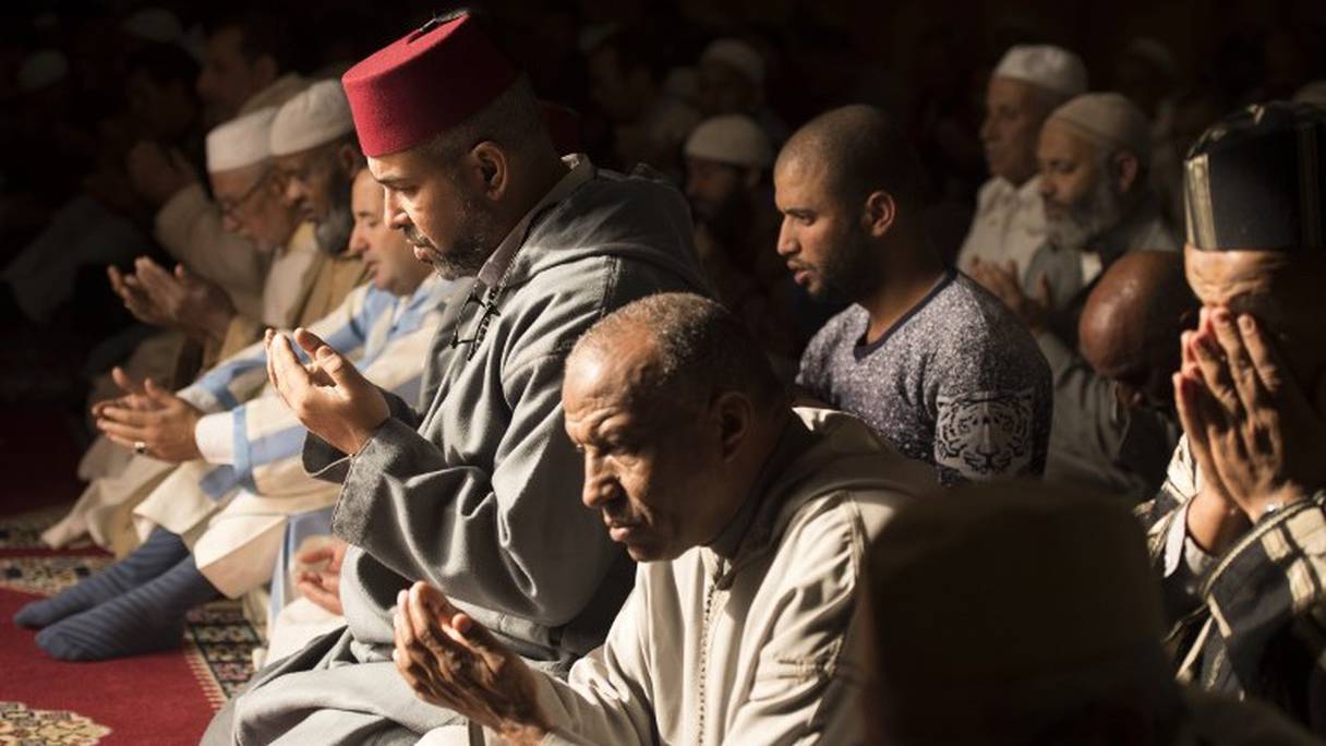 Fidèles musulmans, accomplissant le rite de la prière collective dans une mosquée du Maroc.
