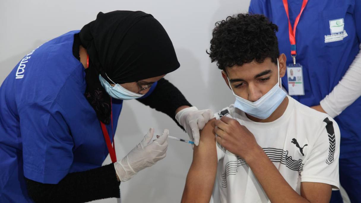 Un adolescent reçoit une dose d'un vaccin anti-Covid-19 au centre de vaccination numérique et intégré "Smart vaccinodrome" de Fès, le 6 novembre 2021. 

