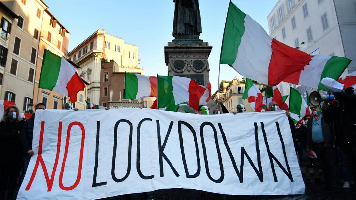Des protestataires contre les mesures de restriction se sont réunis dans le centre de Rome, le samedi 31 octobre 2020, pour exiger qu'il n'y ait pas de reconfinement. 
