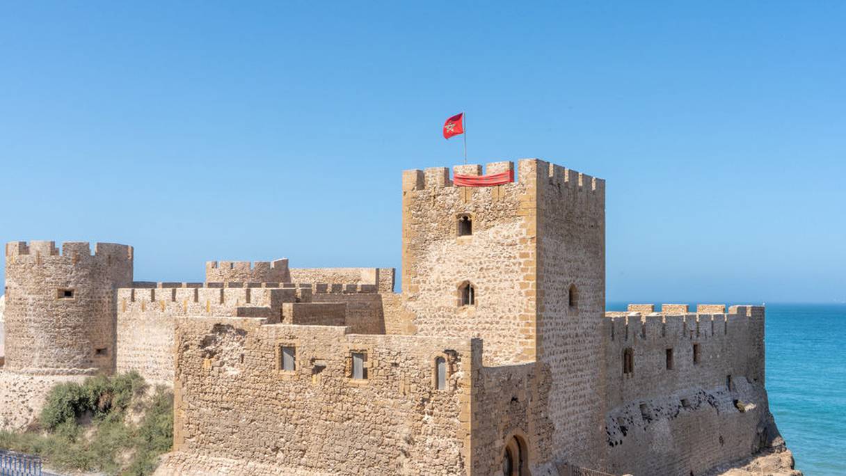 Ksar El Bhar, Safi. Construite par les Portugais au XVe siècle, cette forteresse a été, un temps, le lieu de résidence du gouverneur. Sa porte monumentale s’ouvre sur une place d’armes où une dizaine de vieux canons espagnols et hollandais sont pointés vers l’océan. 
