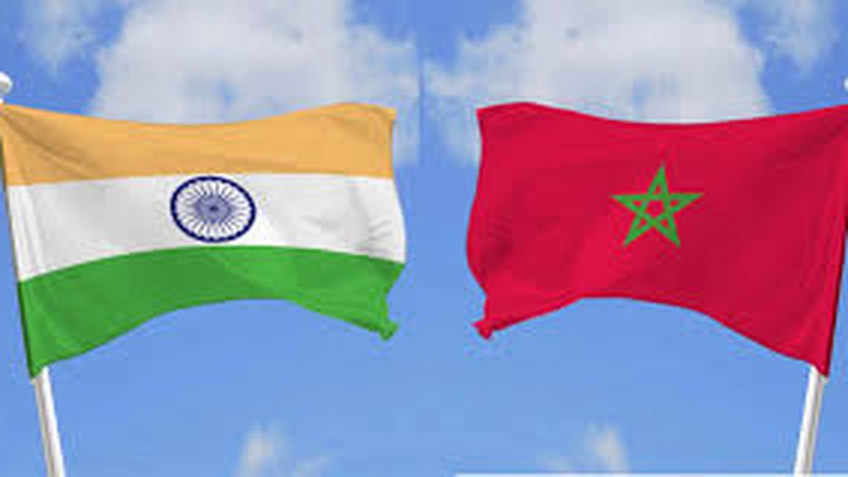 Les drapeaux d'Inde et du Maroc.
