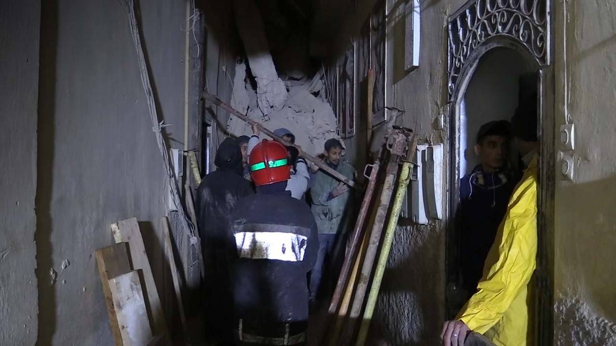 Dans la médina de Fès, les secouristes de la Protection civile ont extrait deux femmes âgées coincées dans leur maison respective, après l'effondrement d'une bâtisse inhabitée, à Derb Moulay Abdelmalek, dans la soirée du 15 décembre 2022. 
