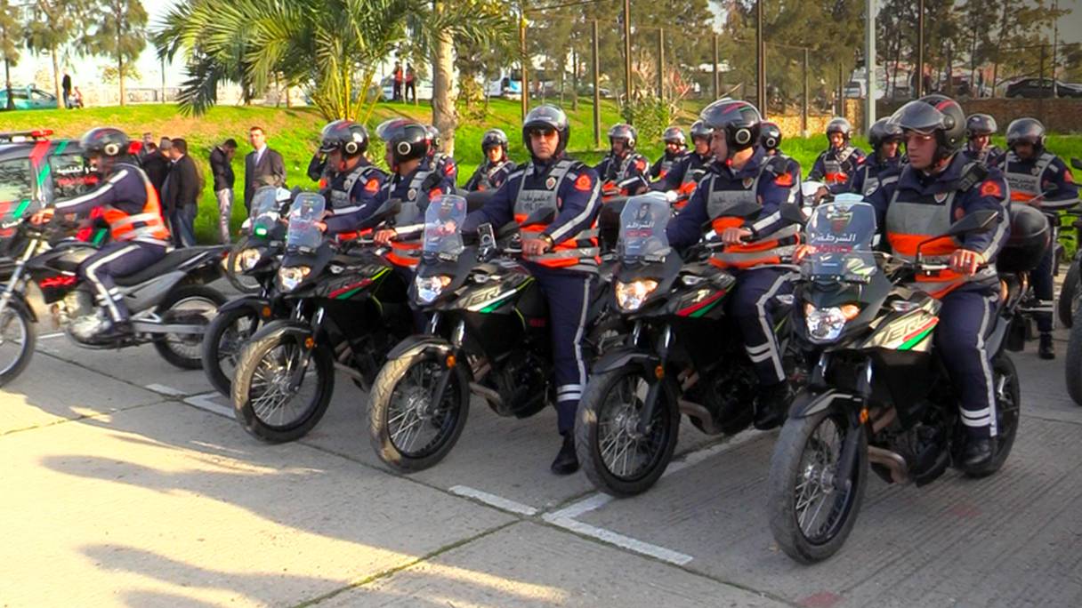 Des éléments de la police de Tanger, prêts pour la sécurisation de la soirée du passage au Nouvel An 2023.
