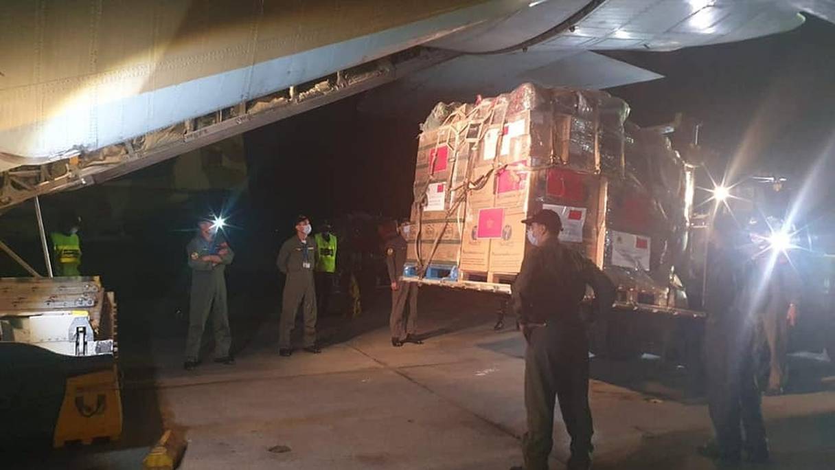 Chargement de l'aide humanitaire décidée par le Roi aux Palestiniens de Gaza et de Cisjordanie, à l'aéroport militaire de Kénitra, le 15 mai 2021. 
