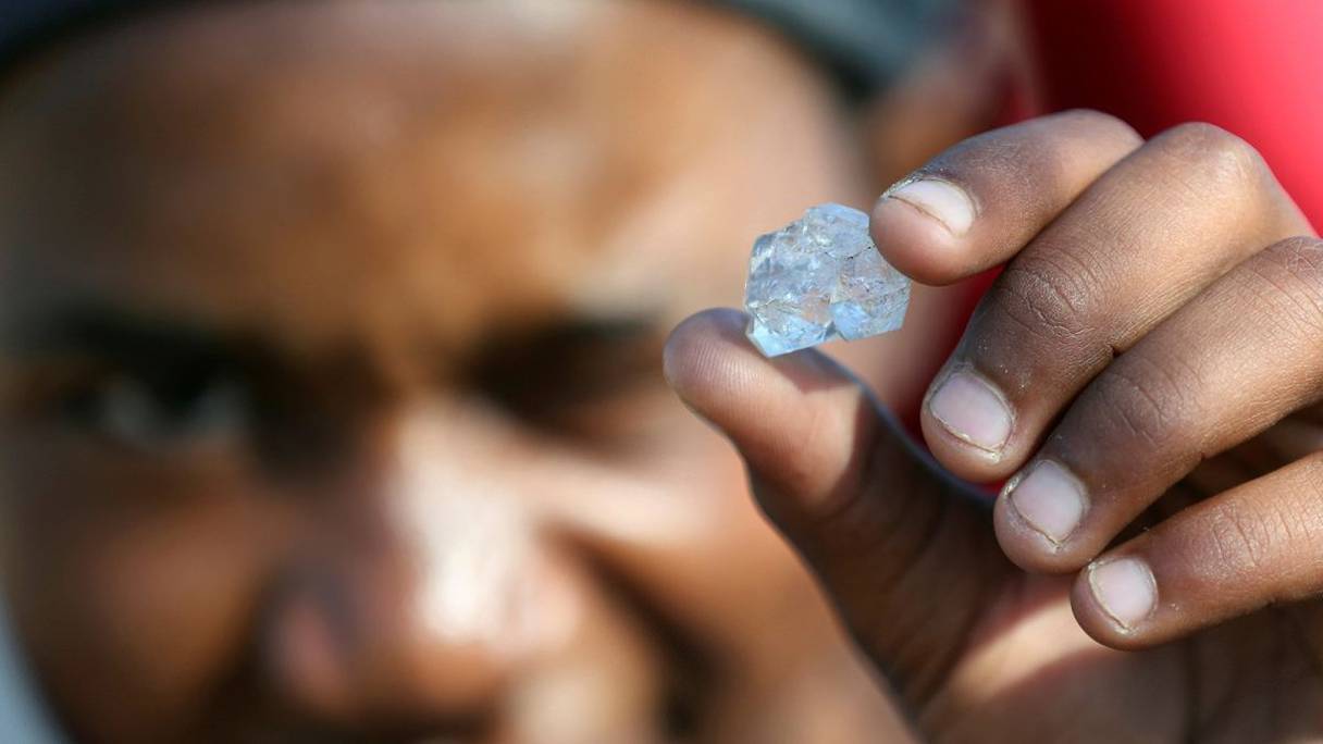 Ces pierres trouvées à fleur de sol ont toute l'apparence du diamant.
