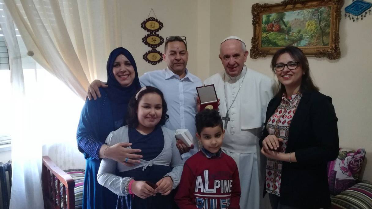 Le Pape reçu dans la famille marocaine Mihoual, samedi 25 mars, à Milan.
