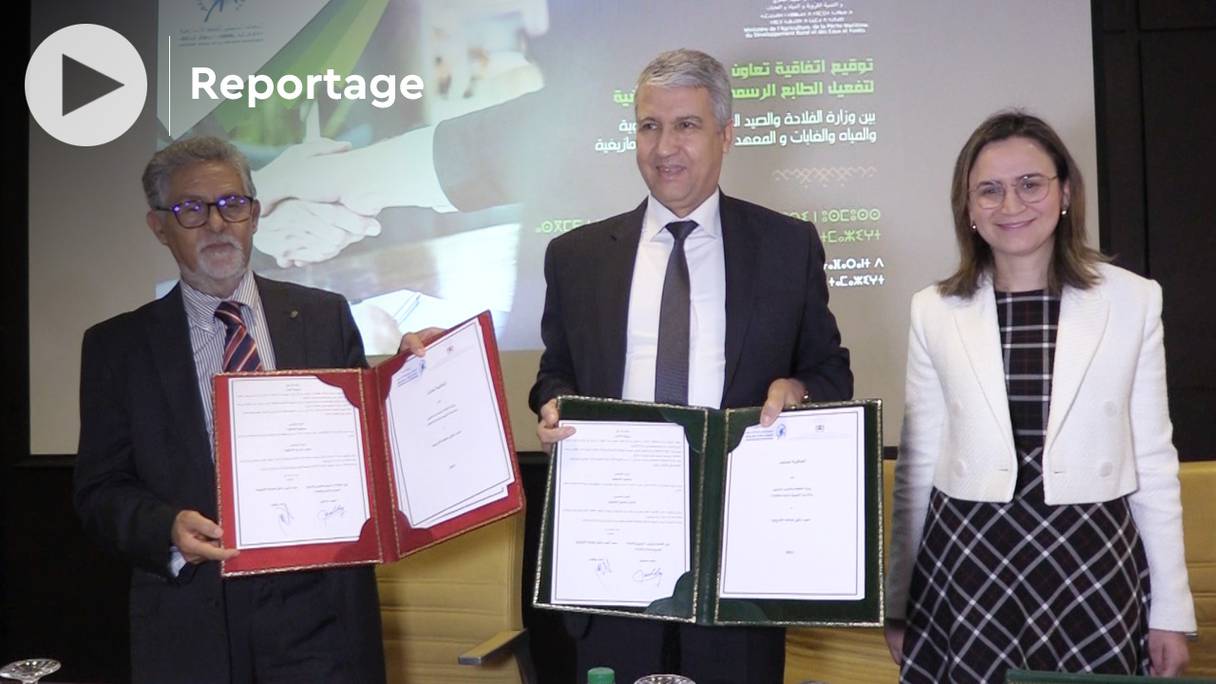Ahmed Boukous, doyen de l’IRCAM, et Mohamed Sadiki, ministre de l’Agriculture, ont signé, vendredi 6 mai 2022 un accord de partenariat sur le caractère officiel de la langue amazighe, en présence de Ghita Mezzour, ministre de la Transition numérique et de la Réforme de l’administration.
