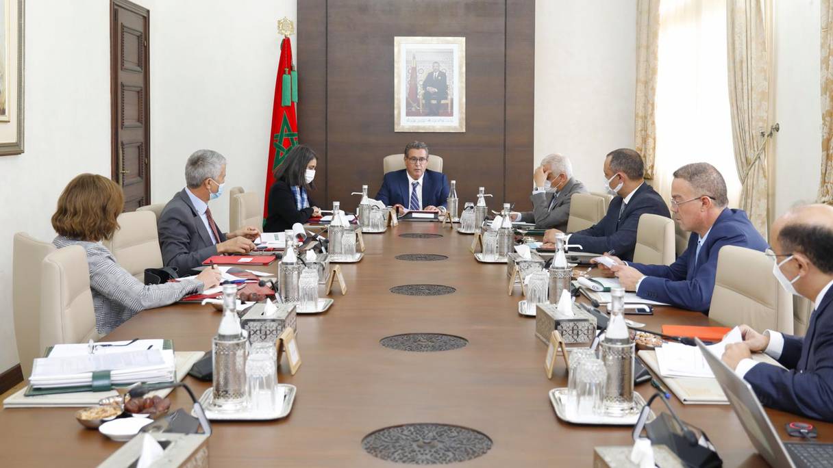 Le chef du gouvernement, Aziz Akhannouch, préside une réunion gouvernementale.
