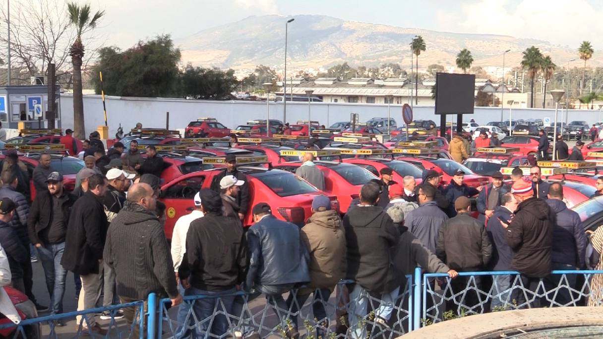 A Fès, les chauffeurs de petits taxis dénoncent une concurrence déloyale des applications de transport en commun.
