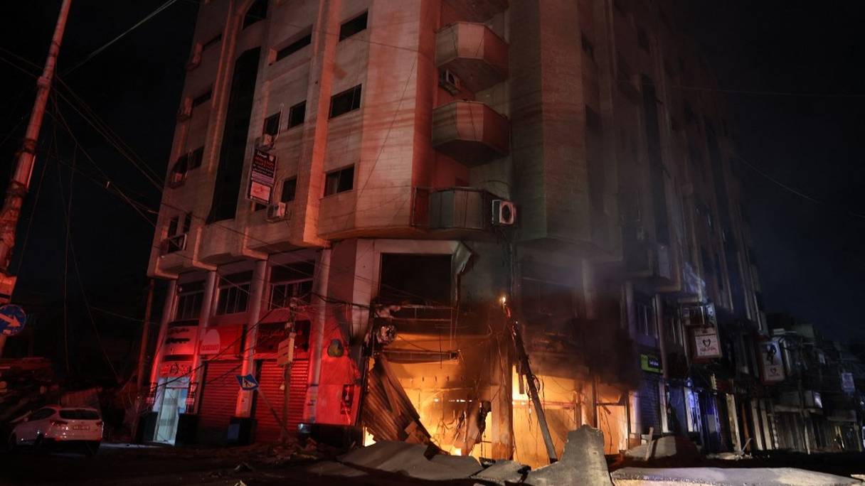 Hall d'un immeuble en feu après un bombardement intensif de la ville de Gaza, le 16 mai 2021. Israël a frappé la bande de Gaza avec des frappes aériennes, tuant 10 membres d'une même famille et démolissant un bâtiment abritant des médias internationaux.
