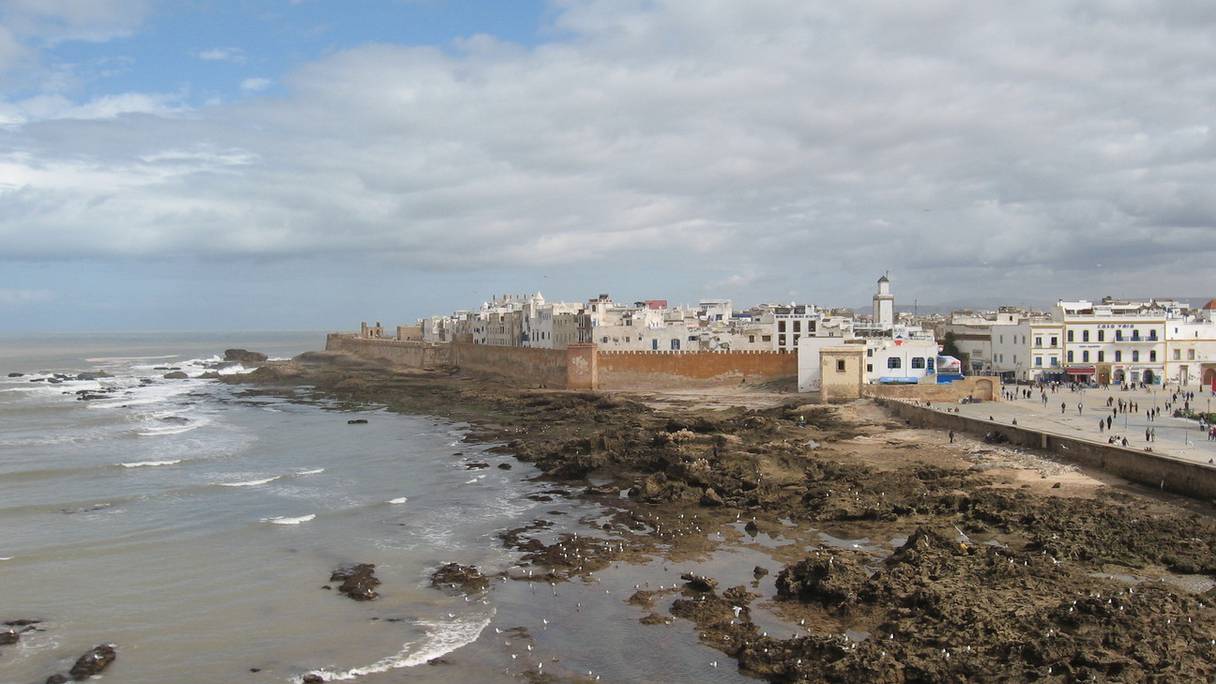 Essaouira, ceinte de ses remparts. En 1764, le sultan Mohammed III, qui veut faire de Mogador un port de première importance, fait appel à l'ingénieur militaire français Théodore Cornut, disciple de Vauban, et lui confie la réalisation de la ville. Essaouira ne cesse ensuite de croître.

