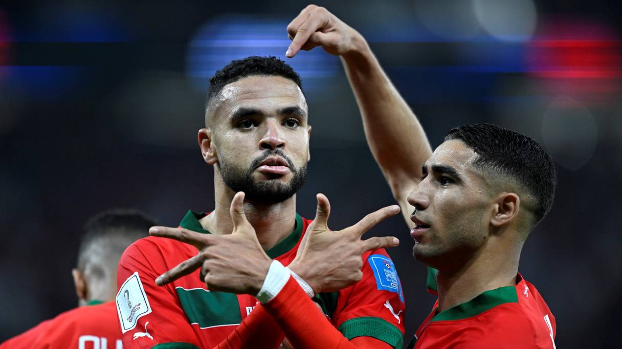 L'attaquant marocain #19 Youssef En-Nesyri célèbre le premier but avec le défenseur marocain #02 Achraf Hakimi lors du match de football de quart de finale de la Coupe du monde Qatar 2022 entre le Maroc et le Portugal au stade Al-Thumama de Doha, le 10 décembre 2022.
