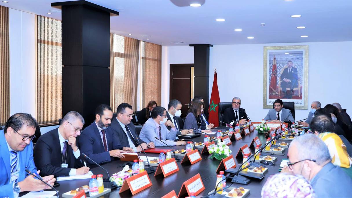 La réunion du conseil d’administration de la MAP, en présence de son directeur général, Khalil Hachimi Idrissi, et présidée par le ministre de la Jeunesse, la Culture et la Communication, Mohamed Mehdi Bensaid, le 22 novembre 2021, à Rabat.
