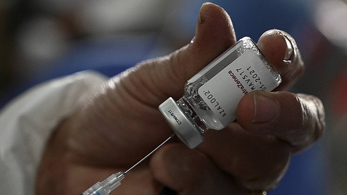 Une infirmière prépare une injection de vaccin AstraZeneca contre Covid-19 au centre de santé Alonso Suazo de Tegucigalpa, au Honduras, le 15 mars 2021. 
