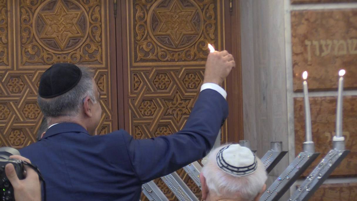 La synagogue Nevé Shalom de Casablanca a ouvert ses portes aux musulmans et aux chrétiens pour participer aux célébrations d’une des plus importantes fêtes juives: Hanouka, la «fête des lumières», lundi 19 décembre 2022.
