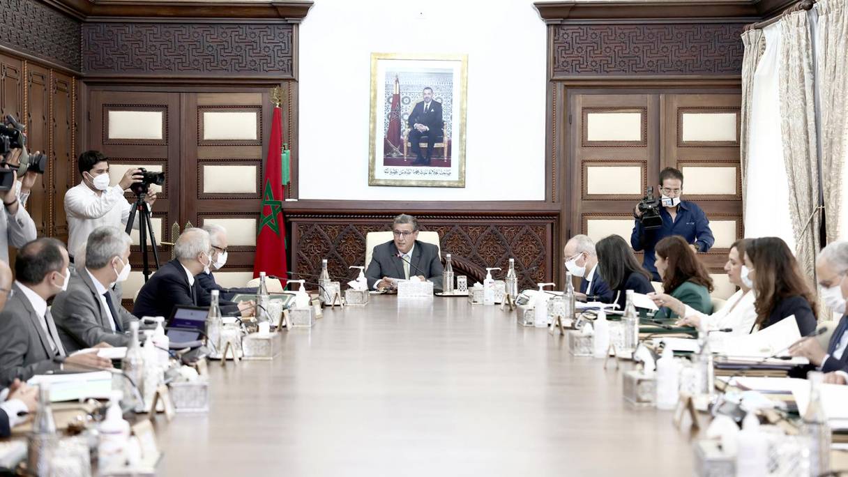 Le Chef du gouvernement, Aziz Akhannouch, préside une réunion hebdomadaire du Conseil de Gouvernement, 16 mai 2022, à Rabat.
