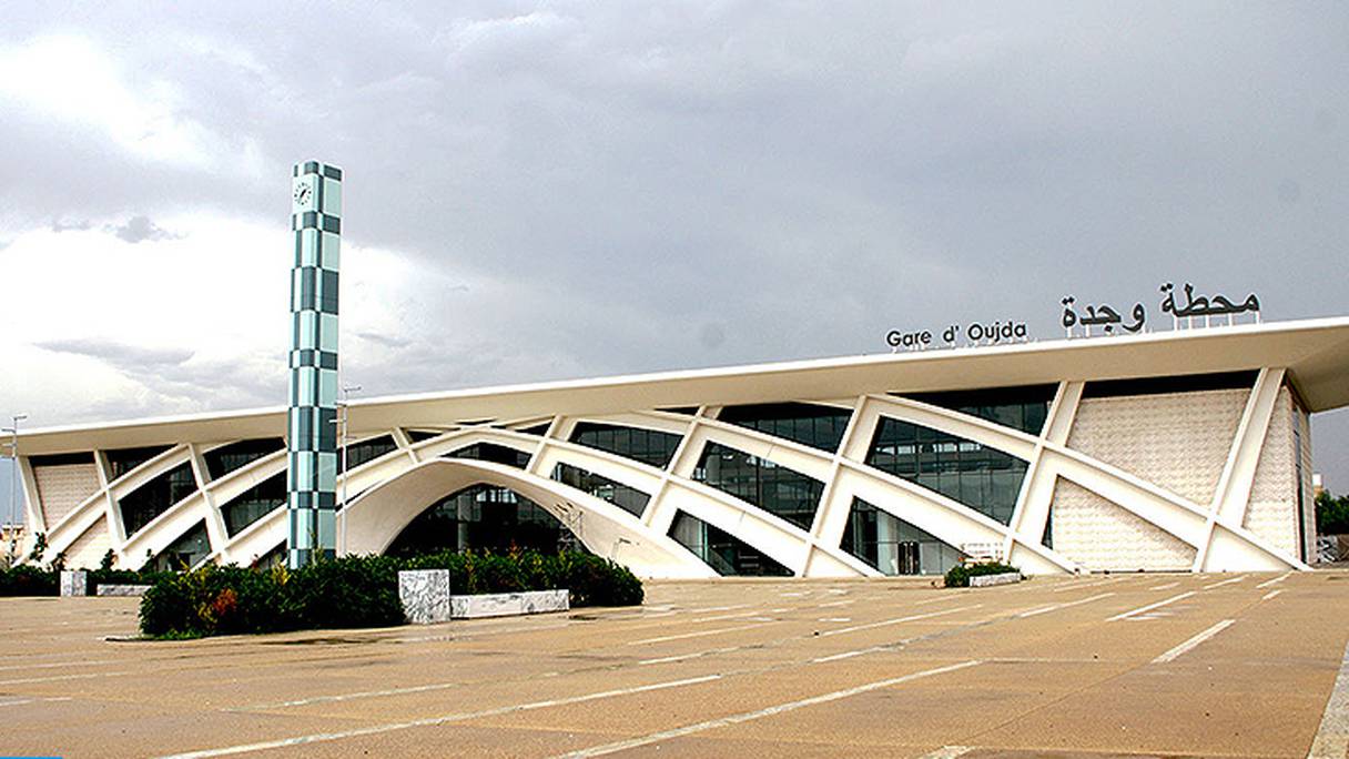 Gare ferroviaire d'Oujda. Réalisée pour 170 millions de DH, cette gare comprend un bâtiment voyageurs (6.700 m²) et des aménagements extérieurs (37.800 m²). Le doublement de la voie Fès-Oujda et son raccordement au réseau de la LGV est à terme prévu.
