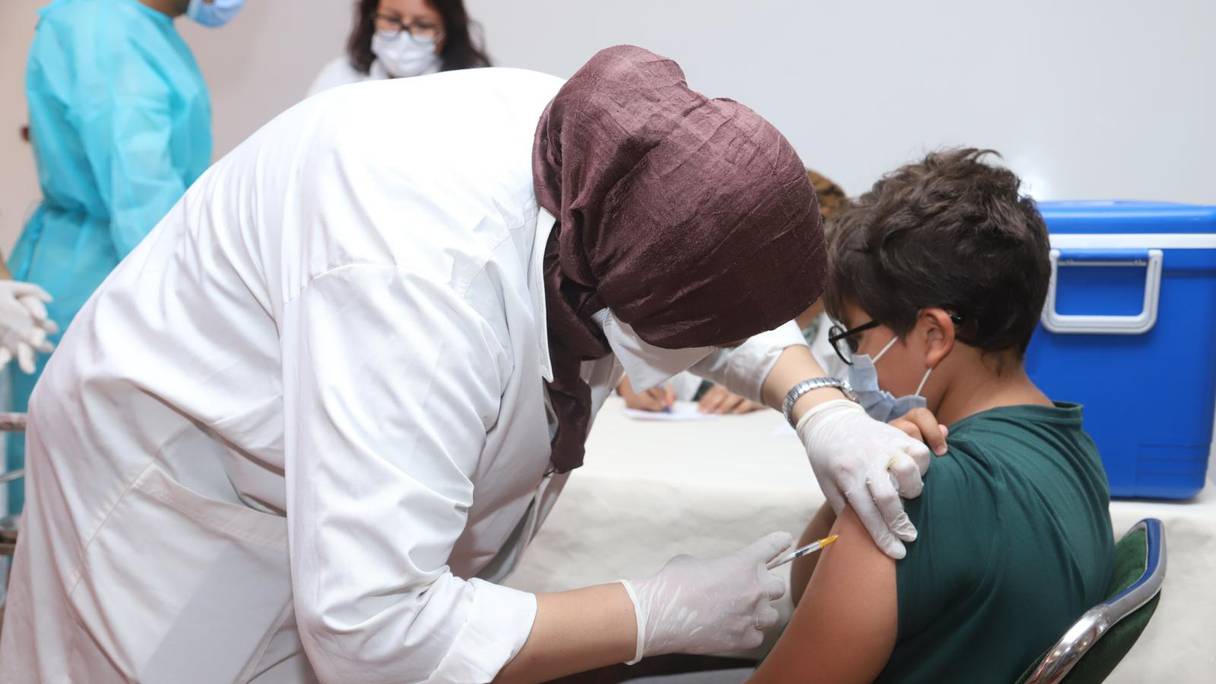Un élève reçoit une injection d'un vaccin anti-Covid-19 dans un centre de vaccination à Marrakech, le 2 septembre 2021.
