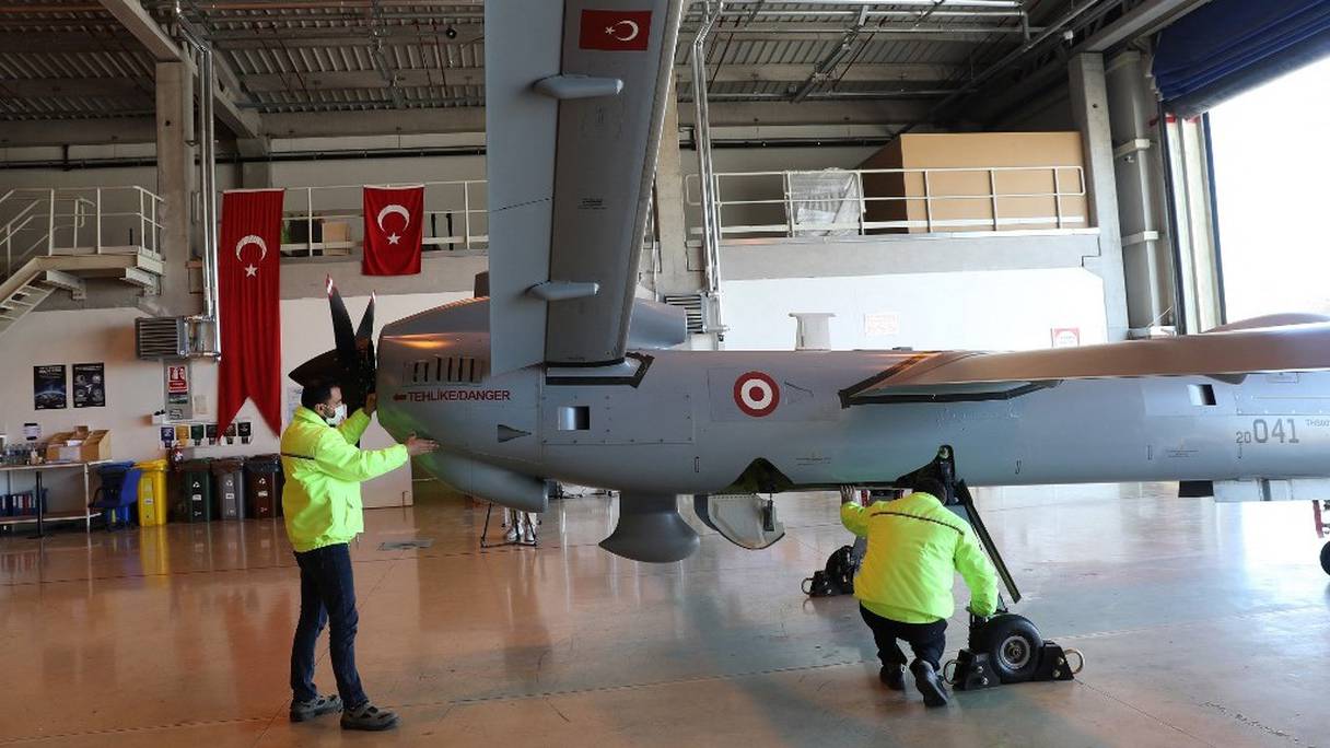 Le drone Anka, de 8,6 mètres de long et d'une envergure de 17,6 mètres, est fabriqué dans les immenses installations ultra-sécurisées de Turkish Aerospace à Ankara, dans d'immenses hangars où 10.000 personnes, dont 3.000 ingénieurs, sont employées. Photo du 5 mars 2021.
