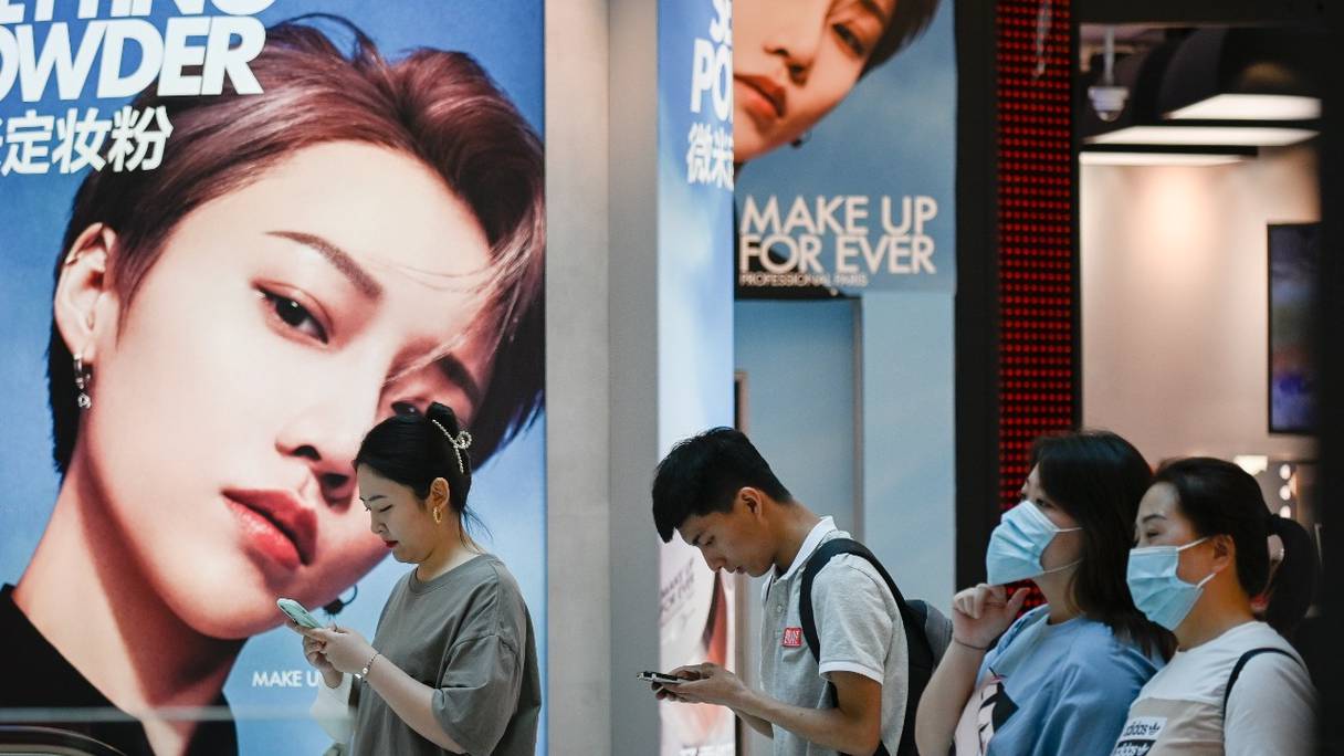 Des personnes visitent un centre commercial à Pékin, le 17 mai 2021.
